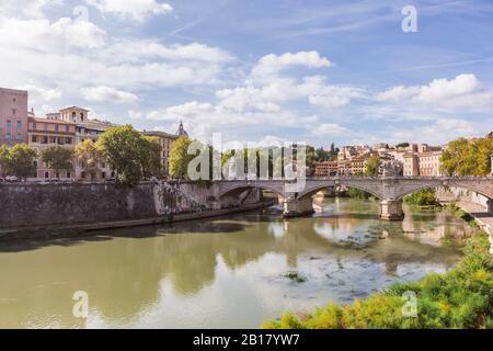 Italien, Rom, Ponte Vittorio Emanuele II an sonnigen Tagen Stockfoto