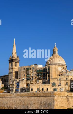 Malta, Valletta, St. Paul Pro-Kathedrale Turm und Kirche unserer Lieben Frau vom Berg Karmel Kuppel Stockfoto