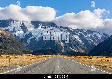 Neuseeland, Ozeanien, Südinsel, Canterbury, Ben Ohau, Südalpen (Neuseeländische Alpen), Mount Cook National Park, Mount Cook Road und Aoraki / Mount Cook, leere Straße in der Berglandschaft Stockfoto