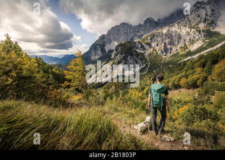 Frau auf Wandertour im Wilden Kaiser mit Blick auf die Berge Kaiser, in Tyrol, Österreich Stockfoto