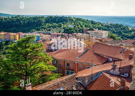 Kroatien, Istrien, Labin, Blick auf die Altstadt und das Adriatische Meer Stockfoto