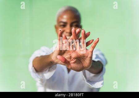 Porträt der lachenden Frau, die ihre Hände zeigt Stockfoto