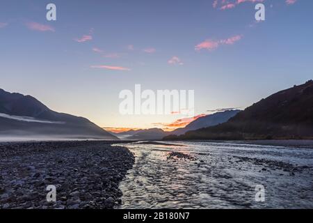 Neuseeland, Gray District, Inchbonnie, Waimakariri River am nebligen Morgen Stockfoto