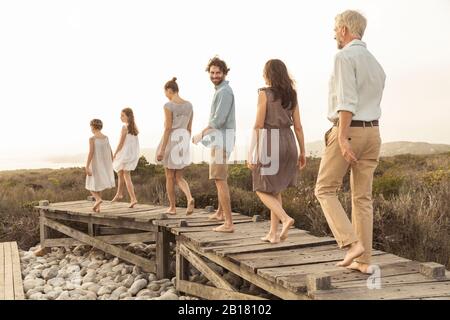 Große Familie, die den Sonnenuntergang auf einer Promenade genießt Stockfoto