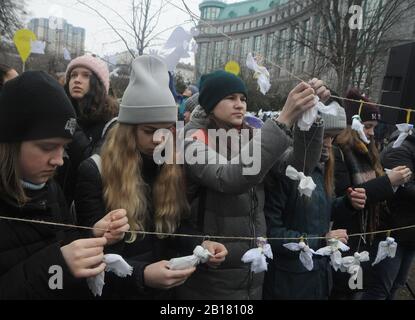 Kiew, Ukraine. Februar 2020. Menschen hängen Hand machte Engel in Erinnerung an die Euro-Maidan-Aktivisten oder "Helden der himmlischen Hundert", die während der Anti-Regierungs-Proteste von 2014 im Zentrum von Kiew getötet wurden.die Ukrainer markieren den 6. Jahrestag der Maidan-Revolution oder Euromaidan-Revolution, bei der mindestens 100 Demonstranten getötet wurden. Credit: Sopa Images Limited/Alamy Live News Stockfoto
