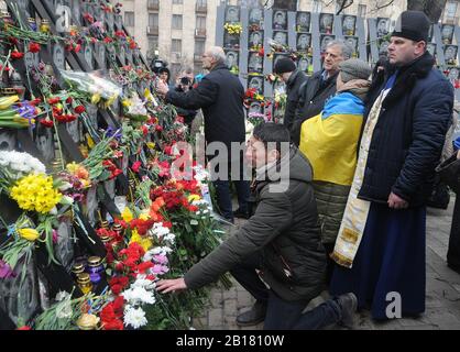 Kiew, Ukraine. Februar 2020. Die Ukrainer legen Blumen in die Gedenkstätte der EuroMaidan-Aktivisten oder "Helden der himmlischen Hundert", die während der Anti-Regierungs-Proteste 2014 in der Innenstadt von Kiew getötet wurden.die Ukrainer markieren den 6. Jahrestag der Maidan-Revolution oder Euromaidan-Revolution, bei der mindestens 100 Demonstranten getötet wurden. Credit: Sopa Images Limited/Alamy Live News Stockfoto