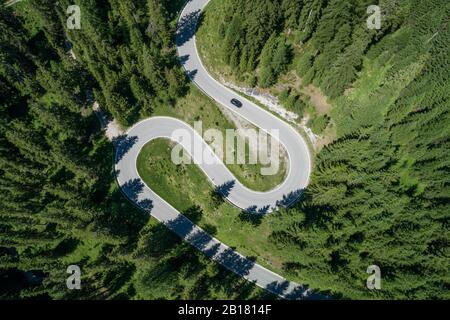 Luftbild der kurvenreichen Straße mit Haarnadel, Passo Giau. Passo Giau, Dolmen, Dolmen, Provinz Belluno, Venetien, Italien, Europäische Alpen, Europa. Stockfoto