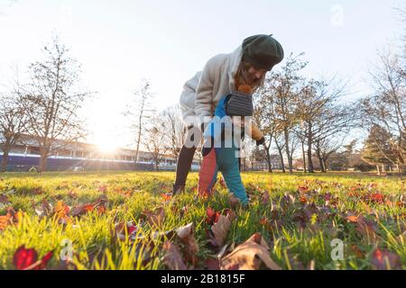 Frau mit ihrem Baby-Sohn im Herbst im Park Stockfoto