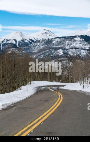 Blick auf Lake City, Colorado von hoch auf den Slumgullion Pass Stockfoto