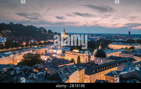 Österreich, Salzburg Land, Salzburg, Altstadt in der Dämmerung Stockfoto