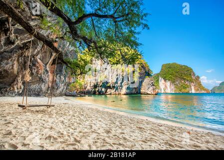 Holzschwenkung unter dem Baum am Strand, Landschaft der schönen Zielinsel, Insel Ko Lao Lading, Andaman Meer, Krabi, Reisen in Thailand, Sommer a Stockfoto