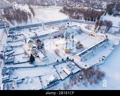 Russland, Leningrad Gebiet, Tichwin, Luftaufnahme des Tichvin Himmelfahrt-Klosters im Winter Stockfoto