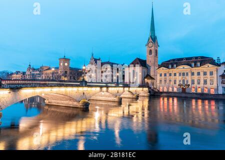 Schweiz, Zürich, Fraumünster Kirche und Münsterbrücke über Limmat bei Dämmerung Stockfoto