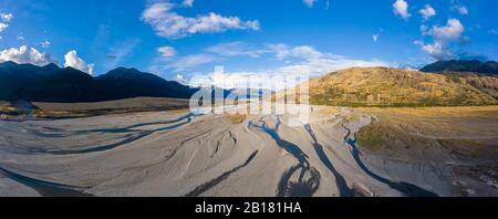 Neuseeland, Panoramasicht auf den Waimakariri River im Arthurs Pass National Park Stockfoto