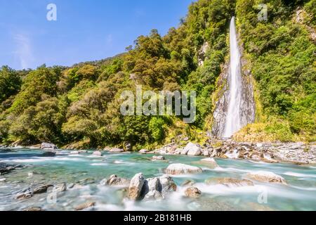 Neuseeland, landschaftlich reizvoller Blick auf die Thunder Creek Falls im Mount Aspiring National Park Stockfoto