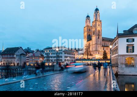 Schweiz, Zürich, Grossmünster und Münsterbrücke über Limmat bei Dämmerung Stockfoto