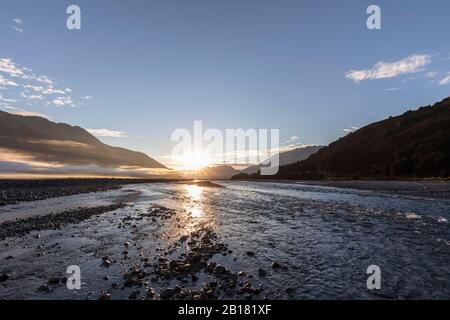 Neuseeland, Gray District, Inchbonnie, Waimakariri River bei nebeligem Sonnenaufgang Stockfoto