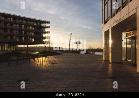 Deutschland, Hamburg, HafenCity bei Sonnenaufgang mit Leuchtturm Null im Hintergrund Stockfoto