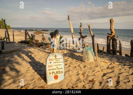 Costa Rica, Puntarenas Provinz, Montezuma, Schild am Sandstrand Stockfoto