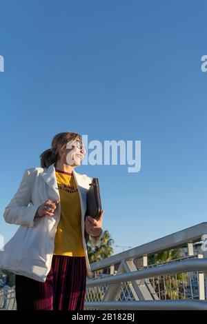 Ältere Geschäftsfrau pendelt in der Stadt Stockfoto