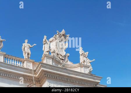 Italien, Rom, niedrige Winkelansicht von Skulpturen, die auf der Kolonnade des Petersplatzes stehen Stockfoto