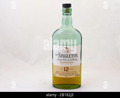 Alberton, Südafrika - eine Flasche Singleton Single Malt Scotch Whisky isoliert auf einem klaren Hintergrundbild mit Kopierraum Stockfoto