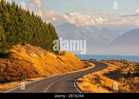 Neuseeland, Neuseeland State Highway 80 mit Mount Cook im Hintergrund Stockfoto