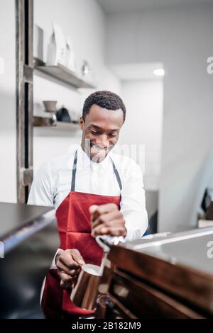 Lächelnder Barista bei der Arbeit in einem Café Stockfoto