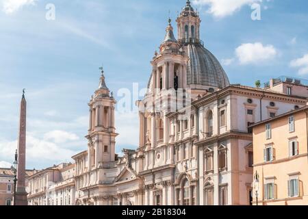 Italien, Rom, niedrige Winkelansicht von Sant Agnese in der Agone Kirche mit Agonalis Obelisk im Hintergrund Stockfoto