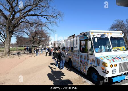 Die Leute, die Lebensmittel von Lebensmittel-Trucks kauften, reihten sich am 14. St. in Washington DC ein Stockfoto