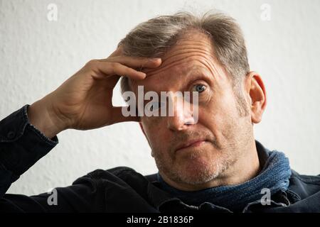 Mainz, Deutschland. Februar 2020. Gerhard Trabert, Sozialmediziner, nimmt sich während der Redaktionssitzung mit der Deutschen Presse-Agentur den Kopf. (Bis dpa "Clearing-Haus für Menschen ohne Krankenversicherung ist gefragt") Kredit: Andreas Arnold / dpa / Alamy Live News Stockfoto