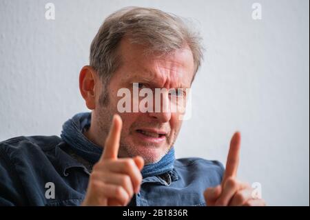 Mainz, Deutschland. Februar 2020. Gerhard Trabert, Sozialmediziner, Gesten während der Redaktionssitzung mit der Deutschen Presse-Agentur. (Bis dpa "Clearing-Haus für Menschen ohne Krankenversicherung ist gefragt") Kredit: Andreas Arnold / dpa / Alamy Live News Stockfoto