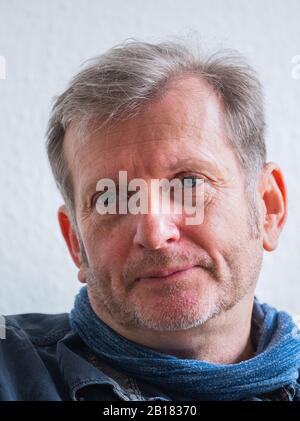 Mainz, Deutschland. Februar 2020. Gerhard Trabert, Sozialmediziner, nimmt sich während der Redaktionssitzung mit der Deutschen Presse-Agentur den Kopf. Kredit: Andreas Arnold / dpa / Alamy Live News Stockfoto