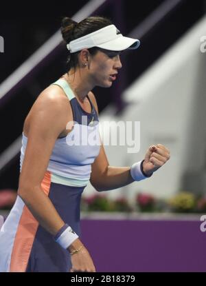 Doha, Katar. Februar 2020. Garbine Muguruza aus Spanien feiert beim ersten Vorrundenspiel der Damensingles beim Tennisturnier der WTA Katar Open 2020 in Doha, Katar, 23. Februar 2020 gegen Daria Kasatkina aus Russland das Punktefahren. Kredit: Nikku/Xinhua/Alamy Live News Stockfoto