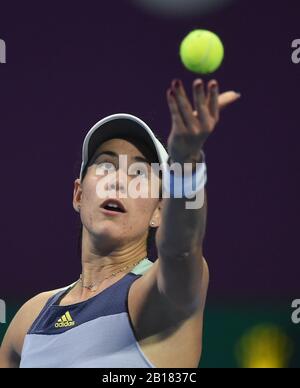 Doha, Katar. Februar 2020. Garbine Muguruza aus Spanien betreut Daria Kasatkina aus Russland beim ersten Runden Match der Dameneinzelinnen beim Tennisturnier der WTA Katar Open 2020 in Doha, Katar, 23. Februar 2020. Kredit: Nikku/Xinhua/Alamy Live News Stockfoto