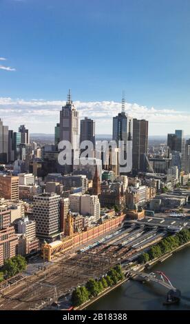 Ein erhöhter Blick vom Southbank auf das Geschäftsviertel von Melbourne. Melbourne ist die zweitgrößte Stadt Australiens. Ausstattung Flinders Street Station Stockfoto