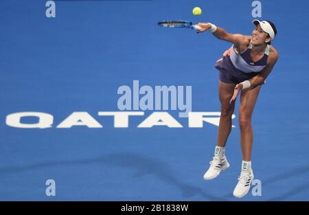 Doha, Katar. Februar 2020. Garbine Muguruza aus Spanien betreut Daria Kasatkina aus Russland beim ersten Runden Match der Dameneinzelinnen beim Tennisturnier der WTA Katar Open 2020 in Doha, Katar, 23. Februar 2020. Kredit: Nikku/Xinhua/Alamy Live News Stockfoto