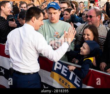 Arlington, Vereinigte Staaten. Februar 2020. Der demokratische Präsidentschaftskandidat Pete Buttigieg wirbt in einem Rathaus in der Washington Liberty High School. Credit: Sopa Images Limited/Alamy Live News Stockfoto