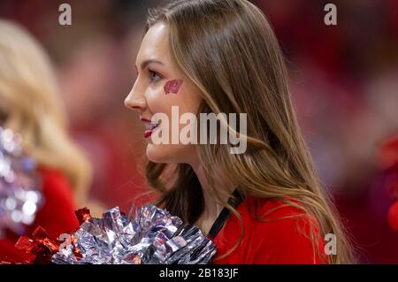 Madison, WI, USA. Februar 2020. Tanzmitglied in Wisconsin vor dem NCAA-Basketballspiel zwischen den Rutgers Scarlet Knights und den Wisconsin Badgers im Kohl Center in Madison, WI. John Fisher/CSM/Alamy Live News Stockfoto