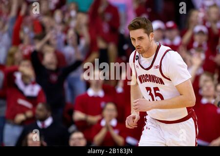 Madison, WI, USA. Februar 2020. Wisconsin Badgers Forward Nate Reuvers #35 während des NCAA-Basketballspiels zwischen den Rutgers Scarlet Knights und den Wisconsin Badgers im Kohl Center in Madison, WI. John Fisher/CSM/Alamy Live News Stockfoto