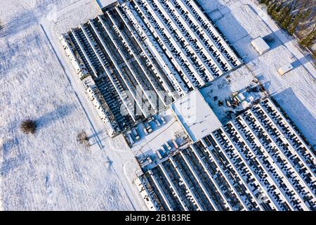 Altes, verlassenes Gewächshaus auf dem Bauernhof zur Winterzeit, Luftbild von fliegender Drohne Stockfoto