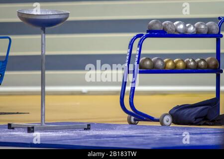 Glasgow, Schottland, Großbritannien. Februar 2020. Schüsse, die bereit sind, in den Frauenschuss geworfen zu werden, legen Finale, am 2. Tag der britischen Leichtathletik-Hallenweltmeisterschaften in Glasgow 2020, in der Emirates Arena. Kredit: Iain McGuinness / Alamy Live News Stockfoto