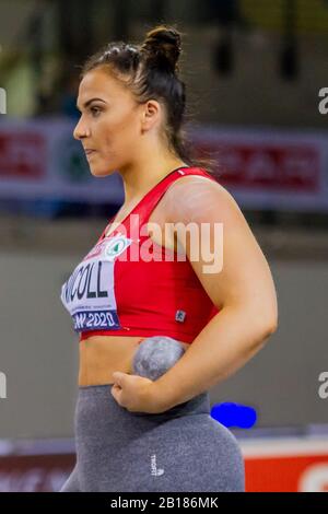 Glasgow, Schottland, Großbritannien. Februar 2020. Adele Nicoll (Birchfield Harriers) legte während des Damenschusses das Finale, am 2. Tag der britischen Leichtathletik-Hallenweltmeisterschaften 2020 in Glasgow, in der Emirates Arena ab. Kredit: Iain McGuinness / Alamy Live News Stockfoto