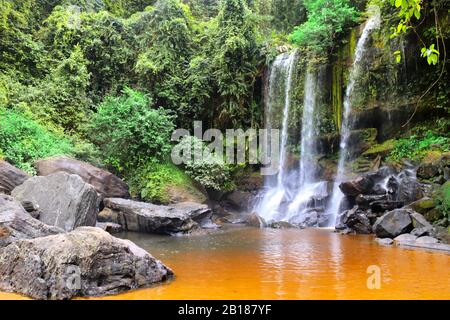 Schöner Wasserfall im tropischen Wald, Phnom Kulen Nationalpark auf dem Kulen-Plateau, Kambodscha, Indochina Stockfoto