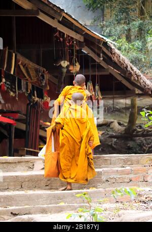 Zwei junge buddhistische Mönch gehen für Spenden auf einem Dorfmarkt, Kambodscha Stockfoto