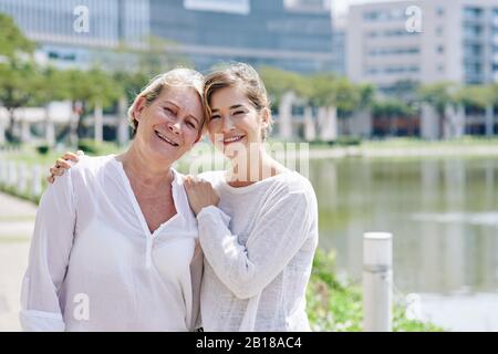 Portrait einer hübschen reifen Frau und ihrer erwachsenen Tochter lächelte und blicke auf die Kamera Stockfoto