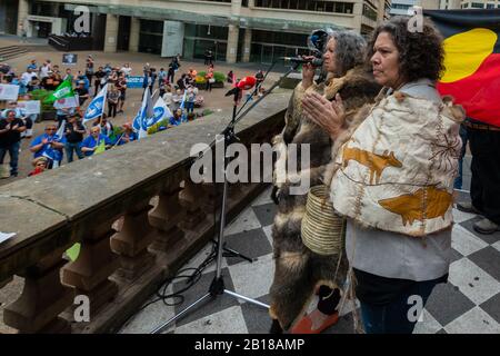 Sydney, Australien - 22. Februar 2020 - Schätzungsweise 6000 australische Demonstranten versammeln sich in der Sydney Town Hall in einer riesigen Protestkundgebung zum Klimawandel. Stockfoto