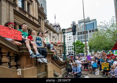 Sydney, Australien - 22. Februar 2020 - Schätzungsweise 6000 australische Demonstranten versammeln sich in der Sydney Town Hall in einer riesigen Protestkundgebung zum Klimawandel. Stockfoto