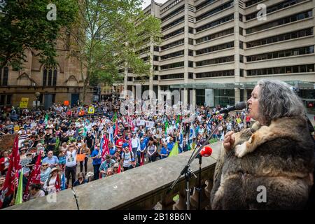 Sydney, Australien - 22. Februar 2020 - Schätzungsweise 6000 australische Demonstranten versammeln sich in der Sydney Town Hall in einer riesigen Protestkundgebung zum Klimawandel. Stockfoto