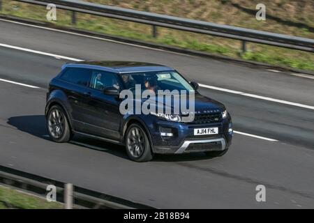 2014 Land Rover Range Rover Evoque Blauer Pkw-Diesel auf der Autobahn M6 in der Nähe von Preston in Lancashire, Großbritannien. Stockfoto